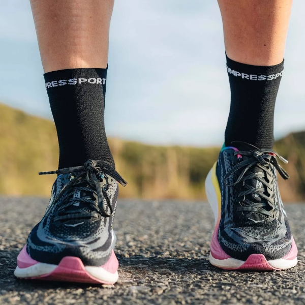 Compressport Pro Racing V4.0 Run High Socks - Black/White
