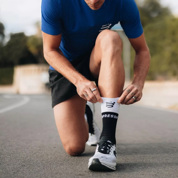 Compressport Mid Compression V2.0 Socks - Black/White