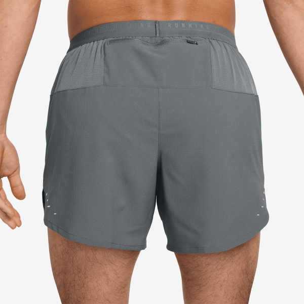 Nike Stride Dri-FIT 5in Pantaloncini - Smoke Grey/Reflective Silver