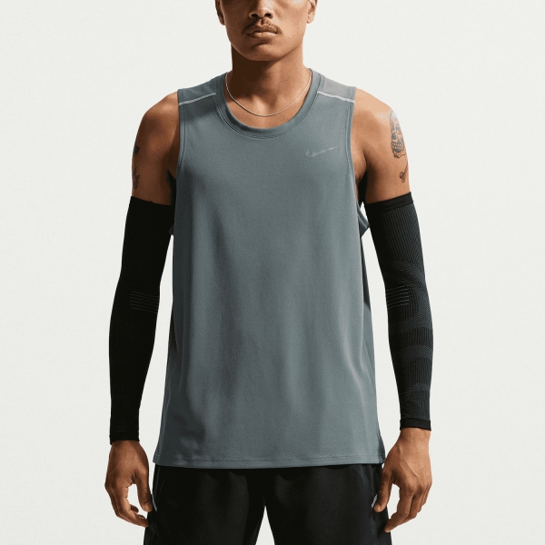 Men's Running Tank Nike DriFIT Miler Tank  Smoke Grey/Reflective Silver IF2018084