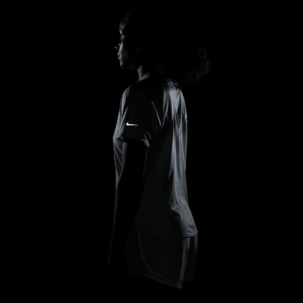 Nike Swift Graphic T-Shirt - Barely Green/Reflective Silver